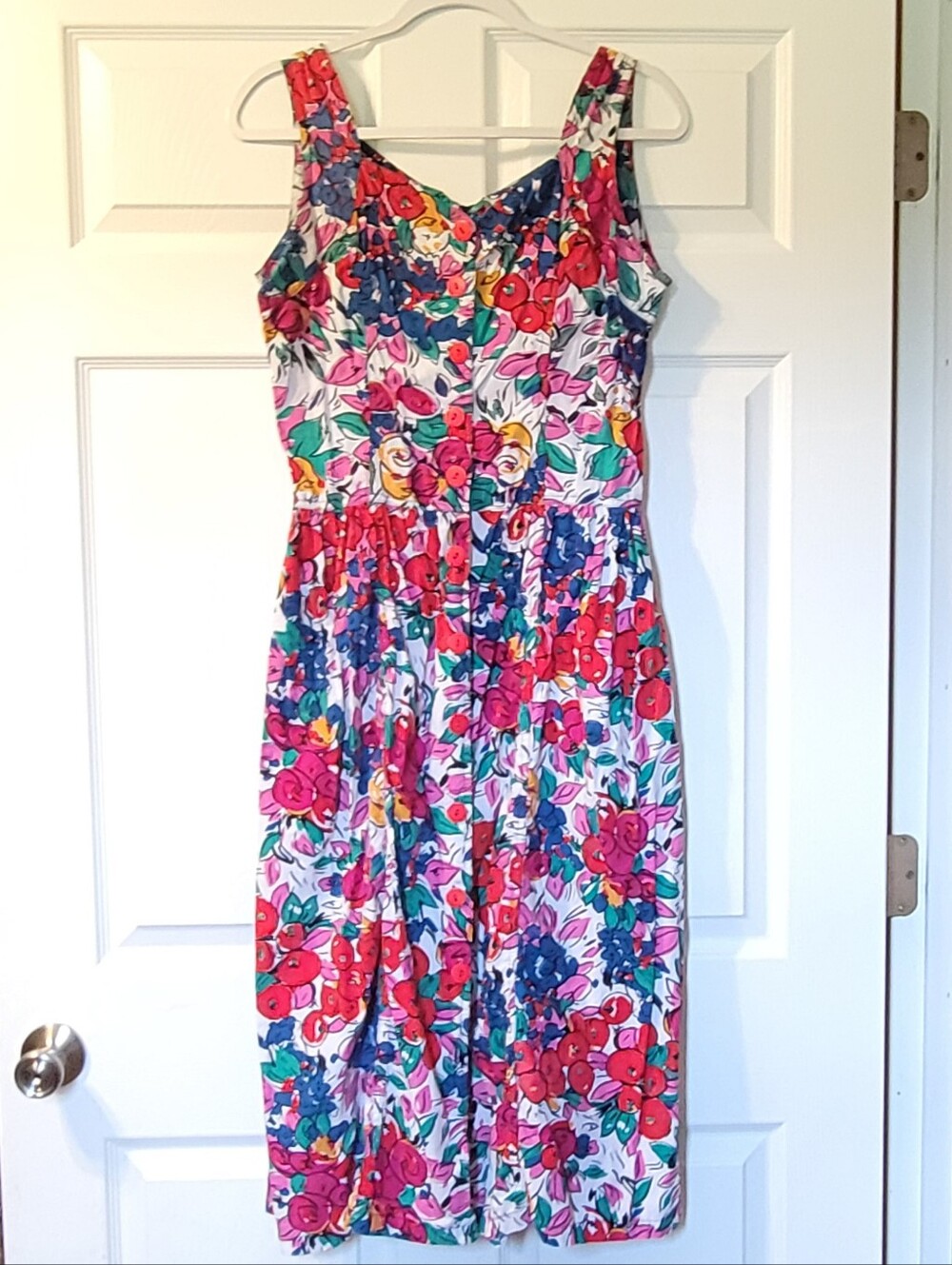 vintage sleeveless midi dress features a vibrant, colorful floral print